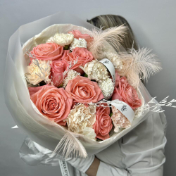 «Розовое облако» букет из розы Анна Карина,кремового диантуса,озотамнуса и страусиного пера