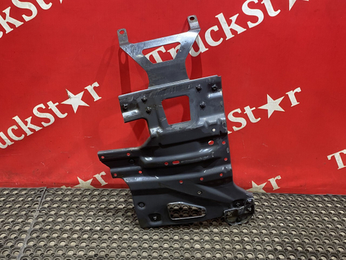 Кронштейн брызговика правого 2021г