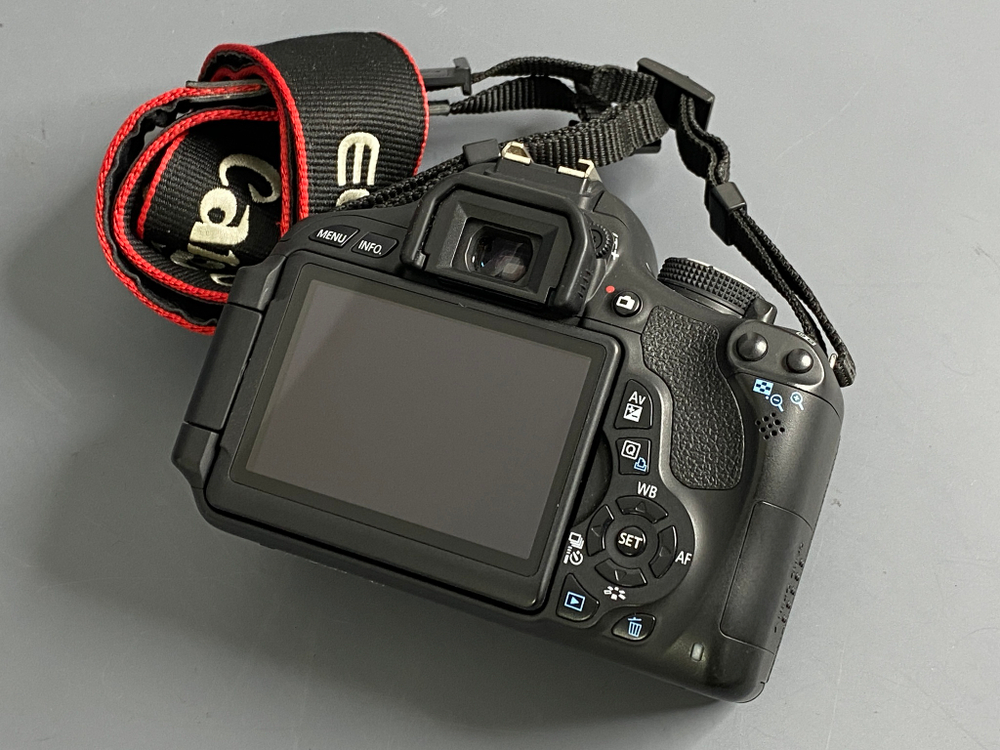 Canon 600D kit 18-55mm IS II 2500 кадров