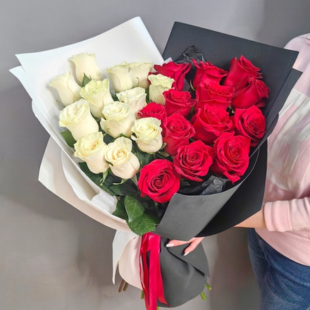 Букет из 25 белых и красных роз (Эквадор 60 см)