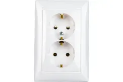 Розетка Legrand Valena с заземлением двойная + рамка белый 00766