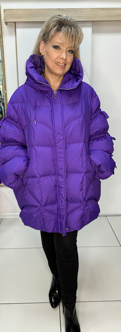 Модный удлиненный куртка-пуховик с красивыми рукавами