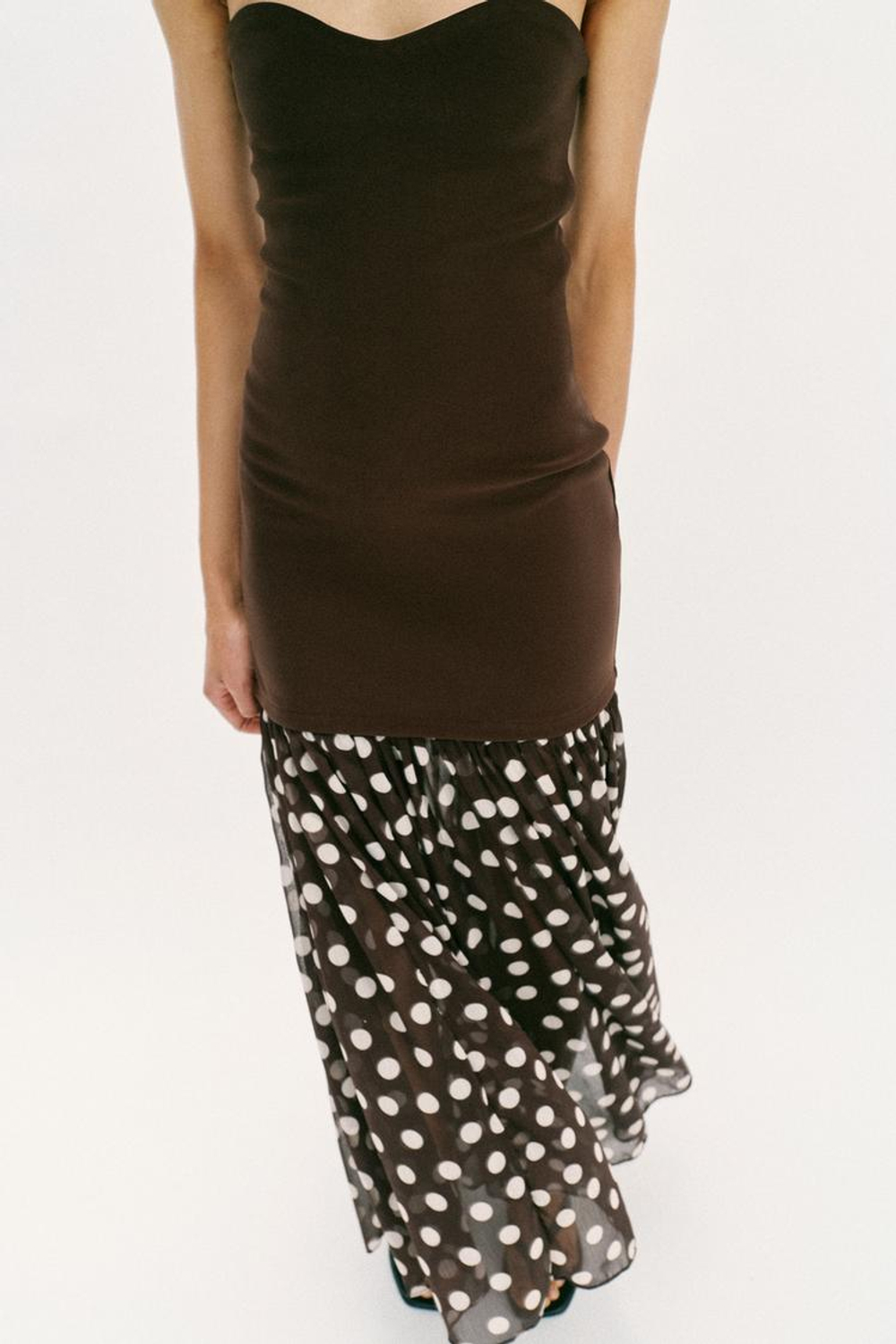 ZARA ПЛАТЬЕ БЕЗ БРЕТЕЛЕК В ГОРОШЕК, КОРИЧНЕВЫЙ