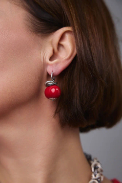 Серьги с красным плоским жемчугом на замке левербек, оттенки серебро и графит