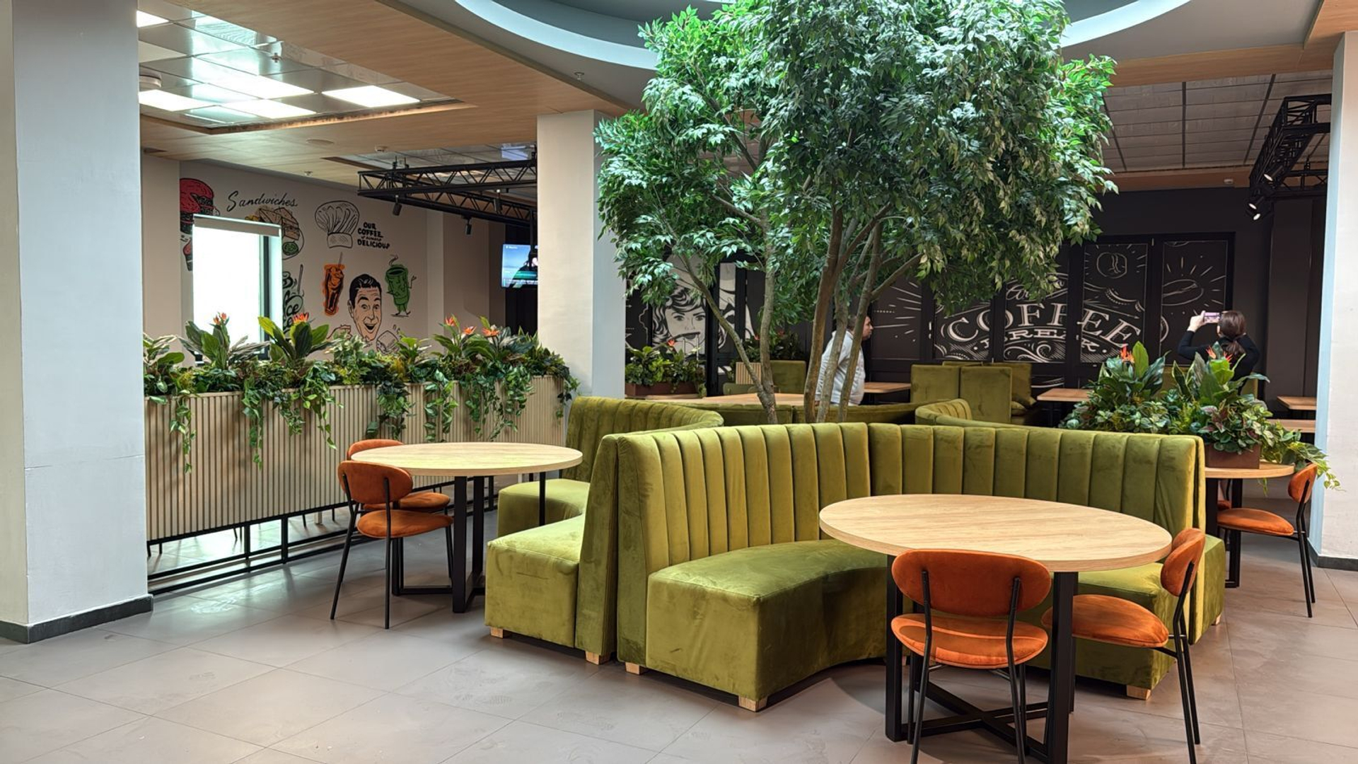 Озеленение кафе и ресторанов искусственными растениями: уют и стиль без лишних забот