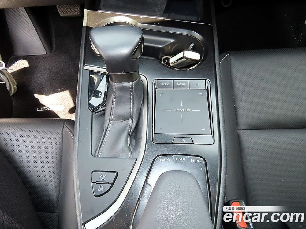 Lexus UX250h 2.0 2WD (09.2020)