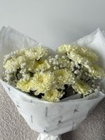 Букет из хризантемы и гипсофилы