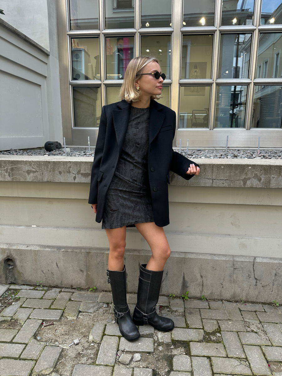 Платье из рваного трикотажа мини графит