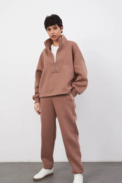 Утепленная олимпийка на молнии цвета молочный шоколад