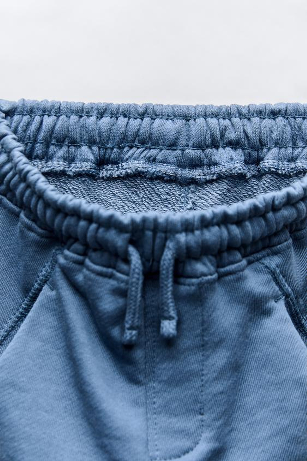 ZARA БРЮКИ ИЗ МЯГКОЙ ТКАНИ С НАШИВКОЙ, ЛИНЯЛЫЙ СИНИЙ