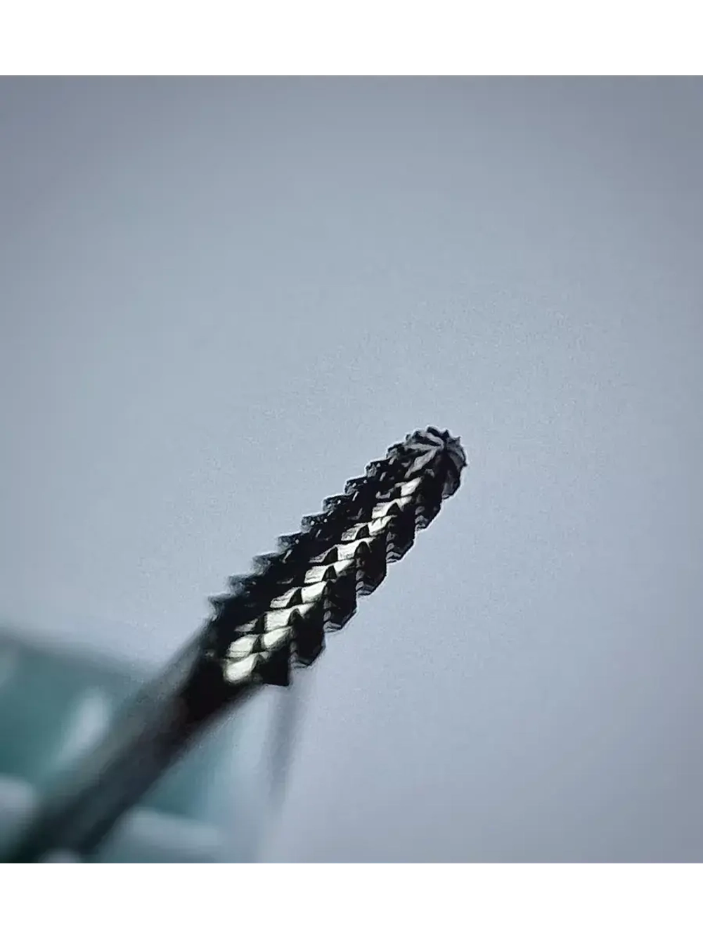 Фреза конус маленький елка для выпиливания ногтя и затеков