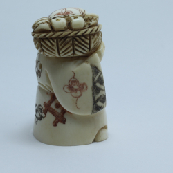 Нэцкэ Фукурокудзю с персиком и корзиной фруктов на плече