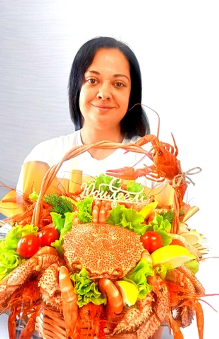 Композиция в корзине с морепродуктами