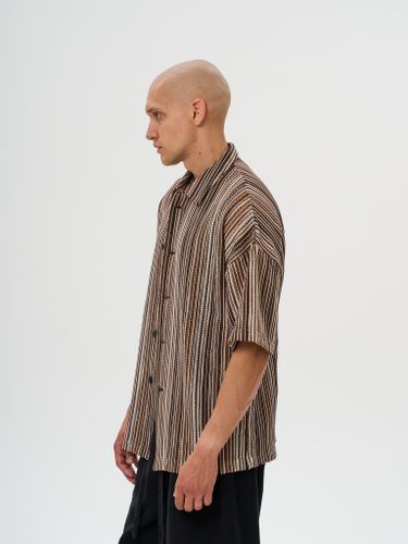 Вязаная коричневая рубашка с коротким рукавом