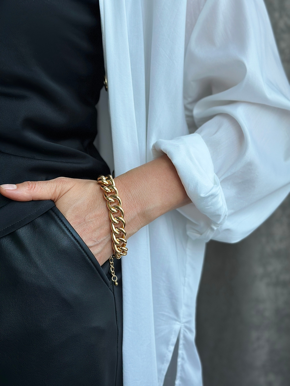 Браслет цепь из родированного сплава. Оттенок золото. Застежка карабин. Регулировка длины.