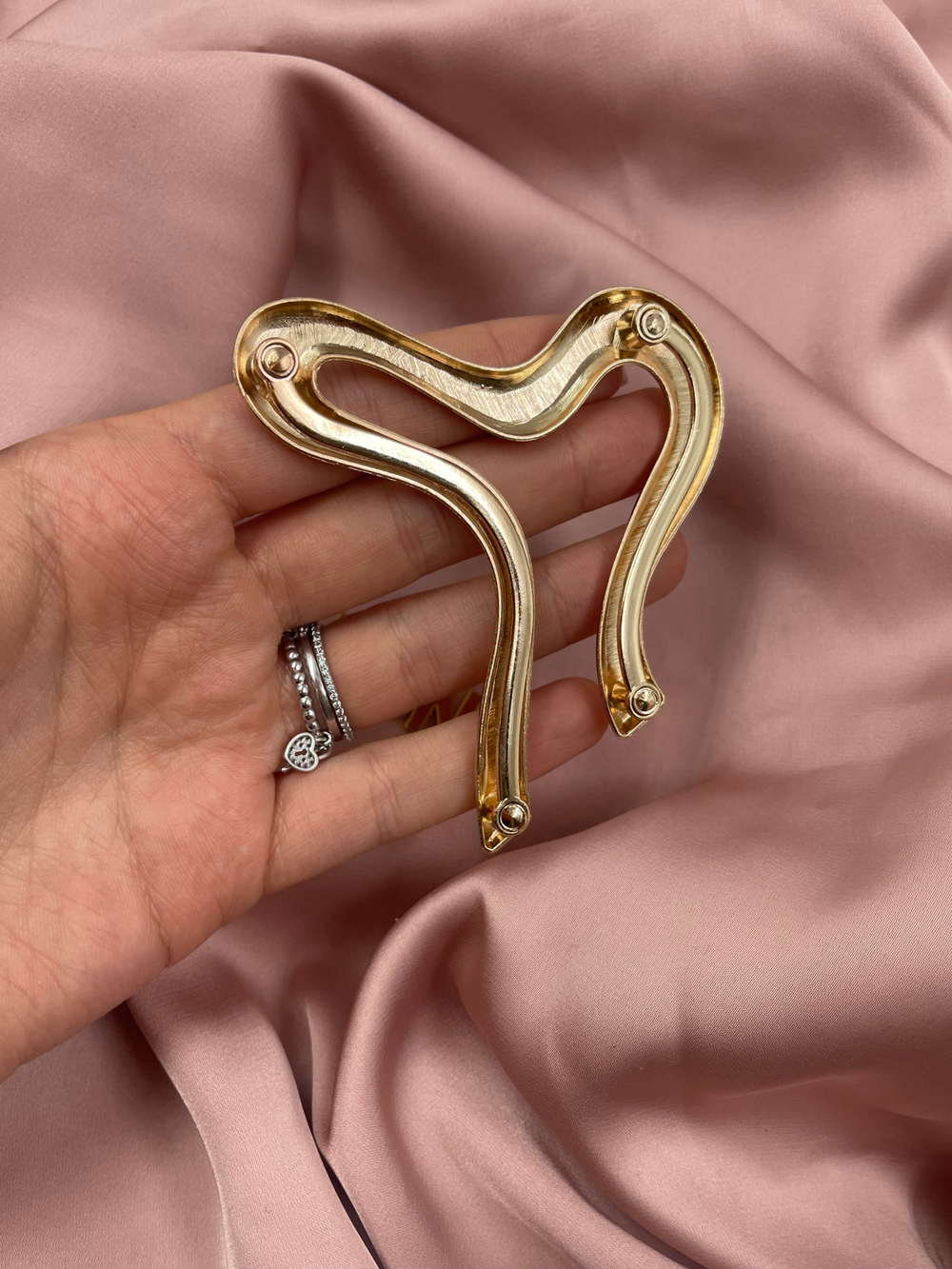 Пряжка-брошь изогнутая для купальника золотистая металлическая