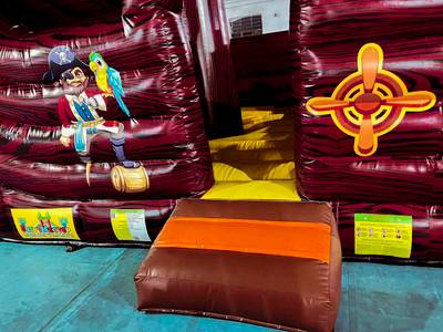 Большой надувной батут-горка “Пиратский корабль” 10*5*6 м