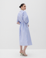 Платье-рубашка в полоску с разрезами на рукавах