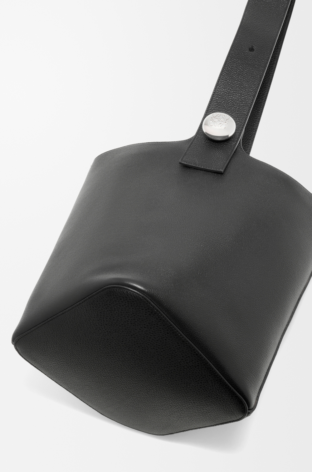 Loewe Большая сумка-ведро Pebble в мягкой зернистой телячьей коже, черный