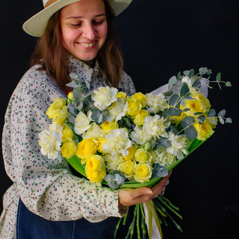 40. Лимонный букет с розами и диантусами