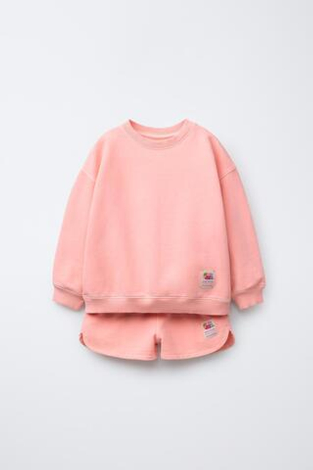 ZARA КОМПЛЕКТ ИЗ ОДНОТОННОЙ ТОЛСТОВКИ И ШОРТОВ С НАШИВКОЙ, ЦВЕТ РОЗОВОГО ДЕРЕВА