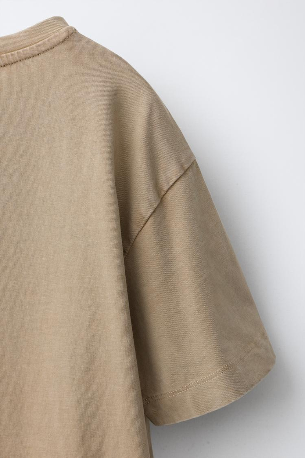 ZARA БАЗОВАЯ ФУТБОЛКА ИЗ ТКАНИ С ЭФФЕКТОМ ПОТЕРТОСТИ, СВЕТЛО-БЕЖЕВЫЙ