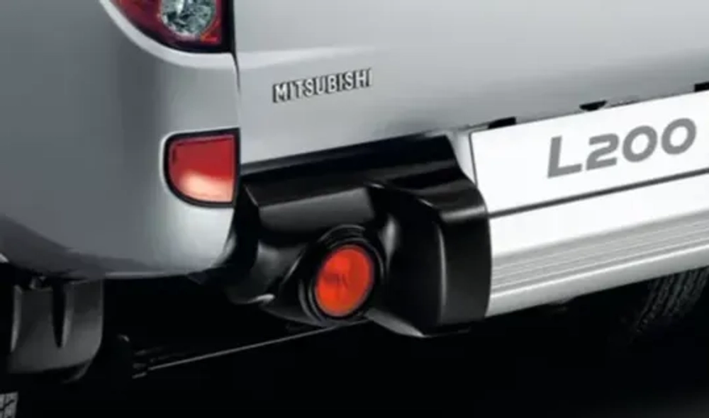Задний отражатель левый / катафот заднего бампера Mitsubishi L200 (LH) / RVLT-8355A033