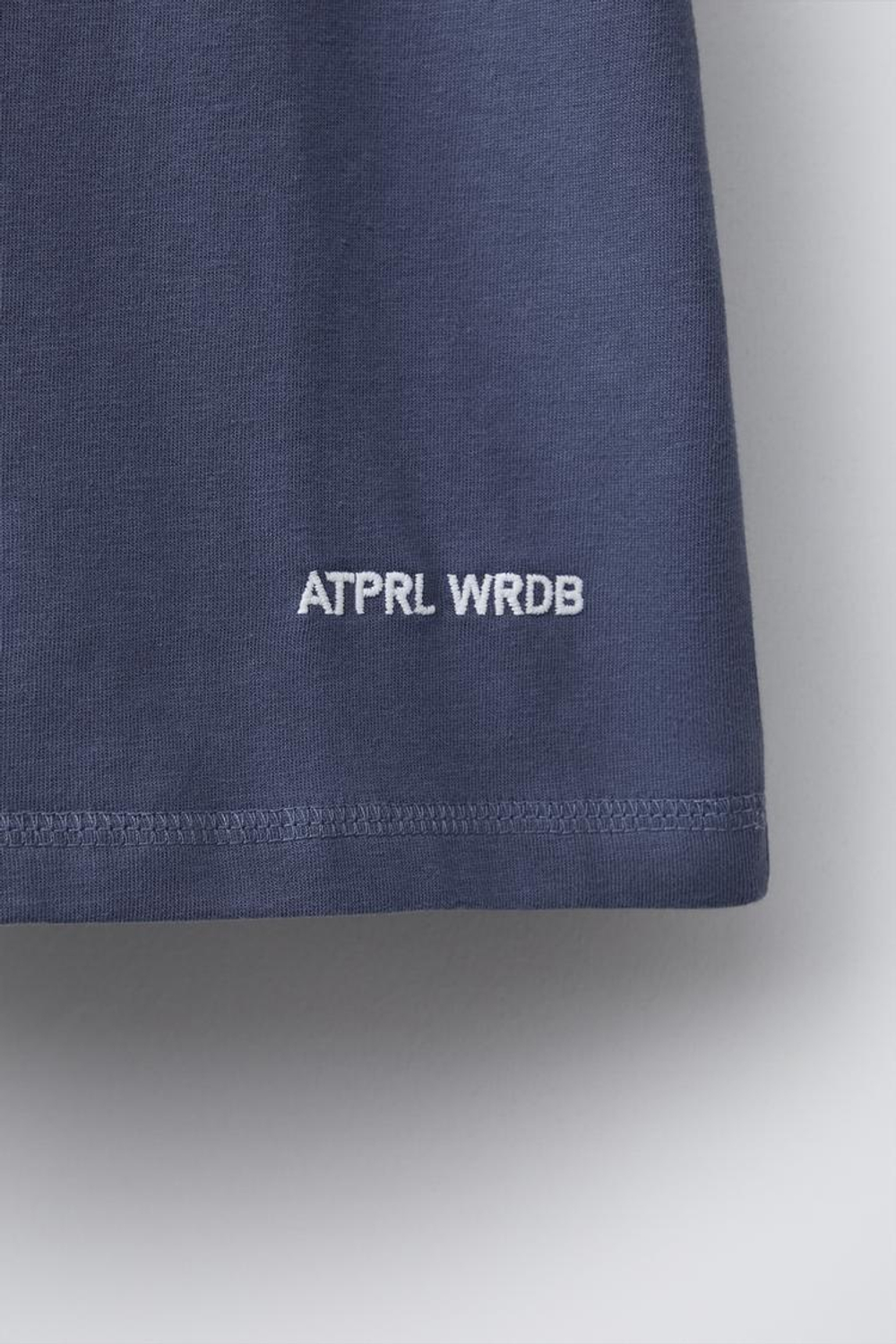 ZARA ОДНОТОННАЯ ФУТБОЛКА С ВЫШИТОЙ НАДПИСЬЮ, СИНИЙ