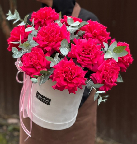 Бархатная шляпная коробка из французских розам оттенка фуксии и эвкалипта