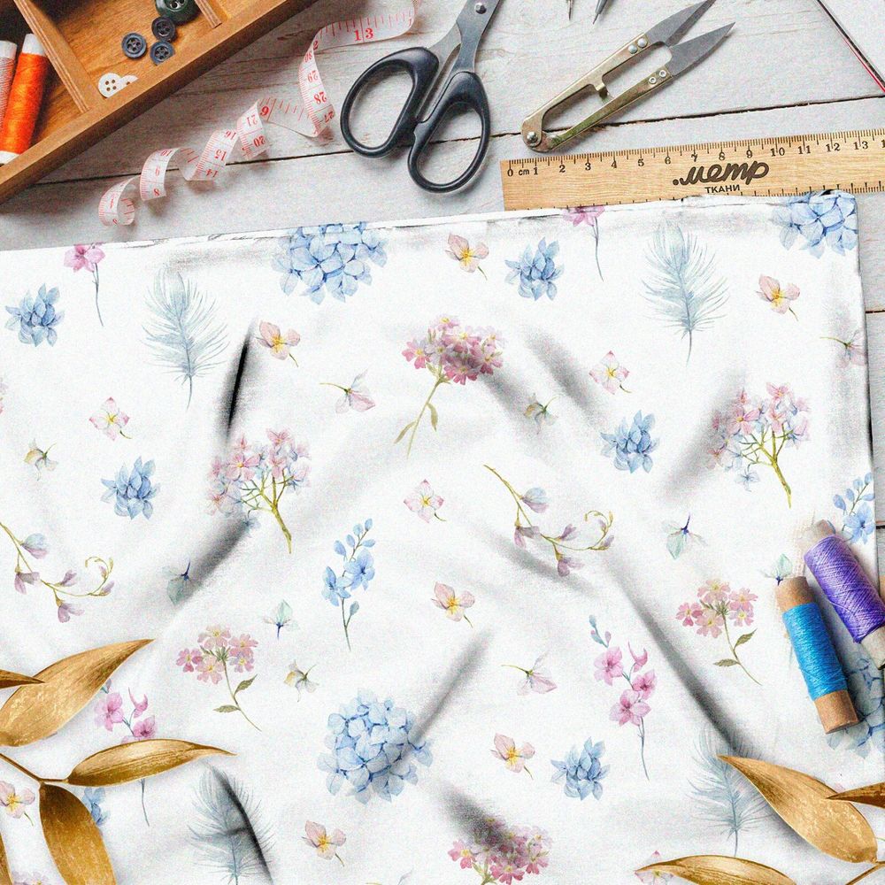 Ткань бязь плотные грозди розовых и голубых цветов