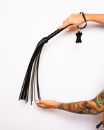 Черный флоггер Scandal из натуральной кожи - 60 см. (Цвет: черный)