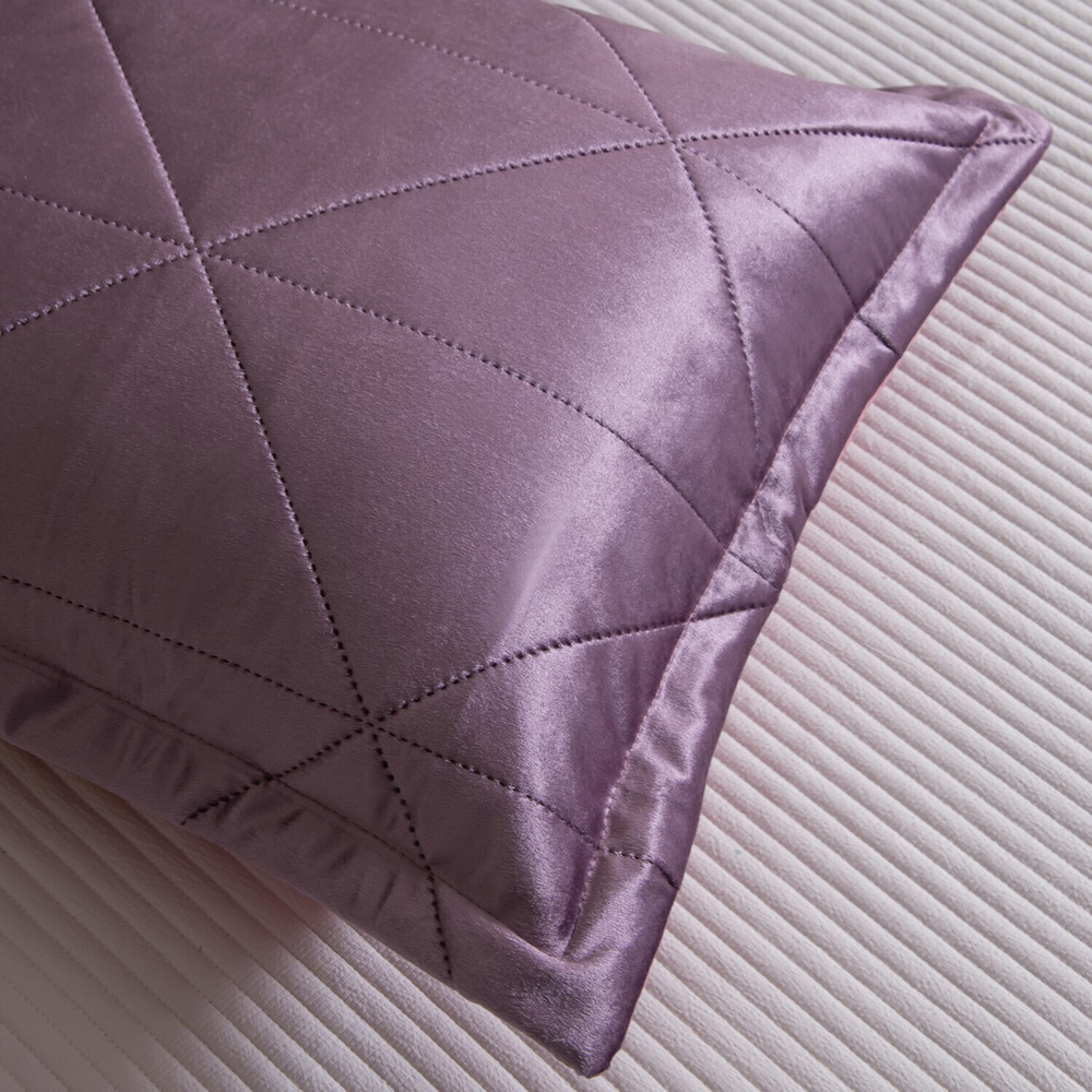 Велюровое покрывало в клетку и две наволочки OVL042