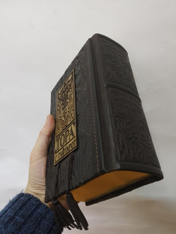 "Тора с Гафтарот" на русском языке и иврите. Книга подарочная в кожаном переплете