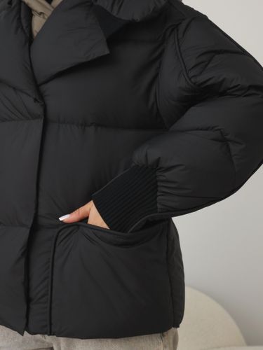 Черный укороченный пуховик с капюшоном цвета хаки