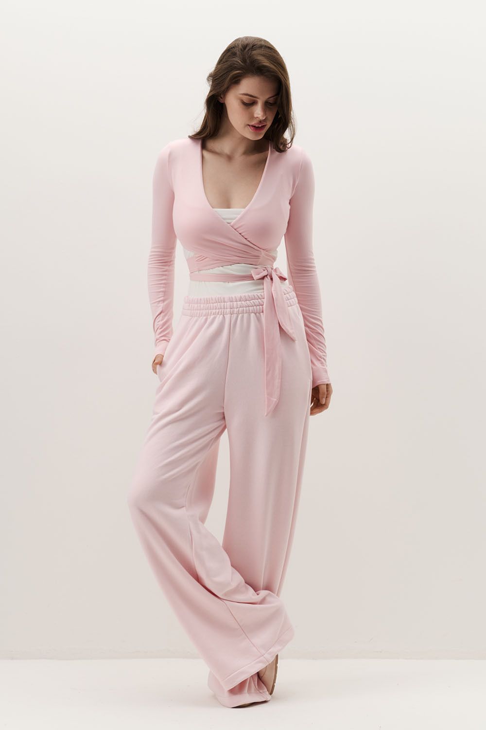 Широкие джоггеры без начеса с утяжкой нежно-розового цвета