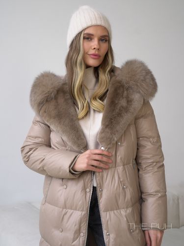 Бежевый длинный пуховик с декоративной молнией и меховой отделкой