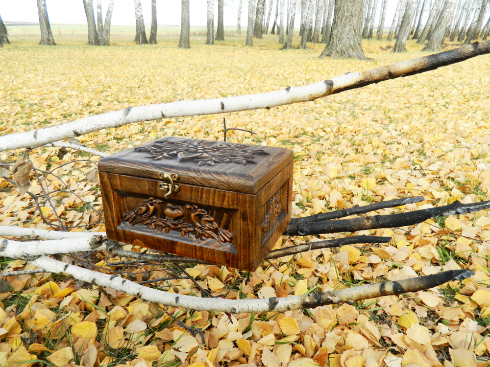 Набор рюмок в резной шкатулке