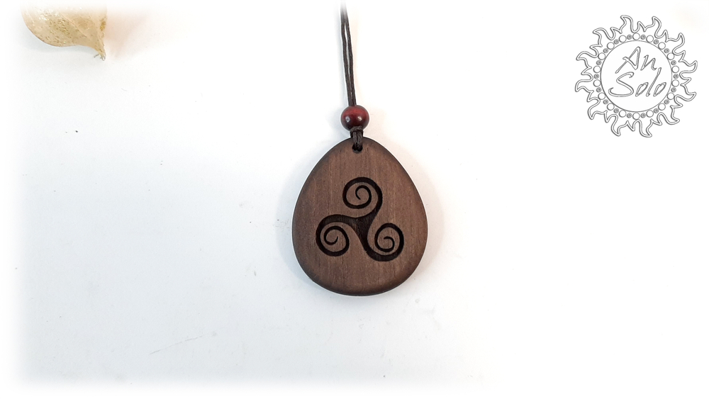 Оберег-капля "Трискель" из кедра