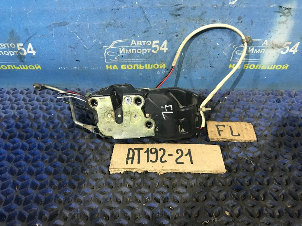 Замок двери передней левой TOYOTA CARINA 1994