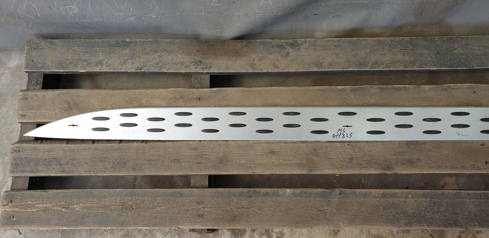 Накладка подножки левой Mercedes GLE (W166) 11-18 Б/У Оригинал A1666980348