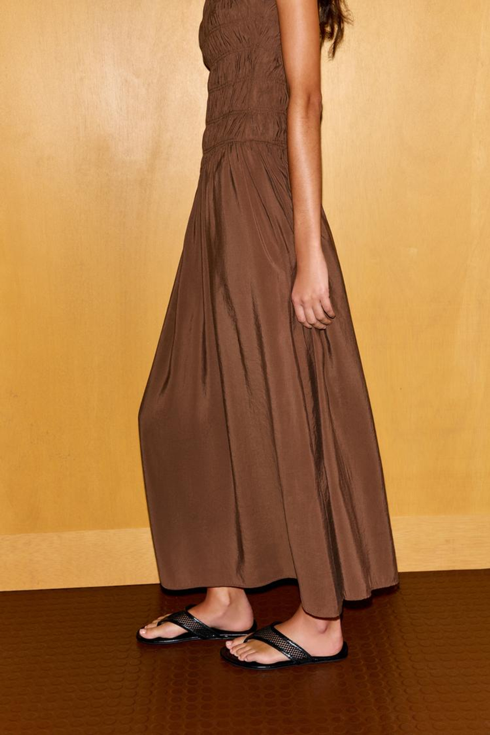 ZARA ОБЪЕМНОЕ ПЛАТЬЕ МИДИ, КОНЬЯЧНЫЙ