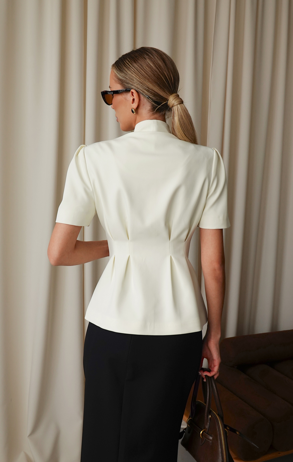 Костюм с юбкой и приталенным жакетом