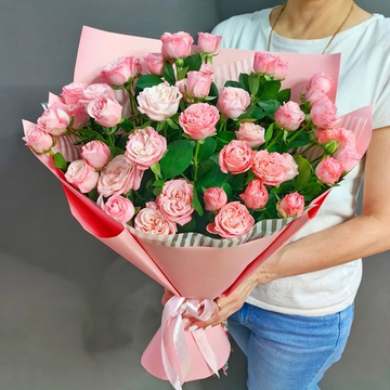 Букет из кустовых пионовидных роз сорта "Madam Bombastic"