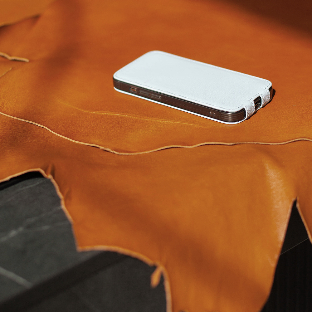 Чехол для iPhone 15 Pro Robert из кожи козы, голубого цвета