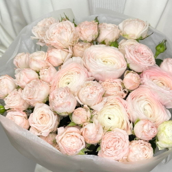 «Пудреница» букет из ранункулюсов и кустовой пионовидной розы