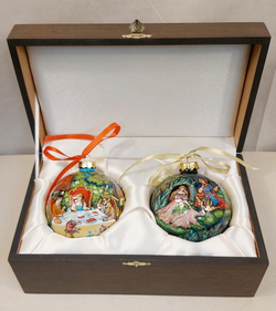 Набор новогодних шаров с полной росписью "Алиса в стране чудес" и  "Дикие лебеди"