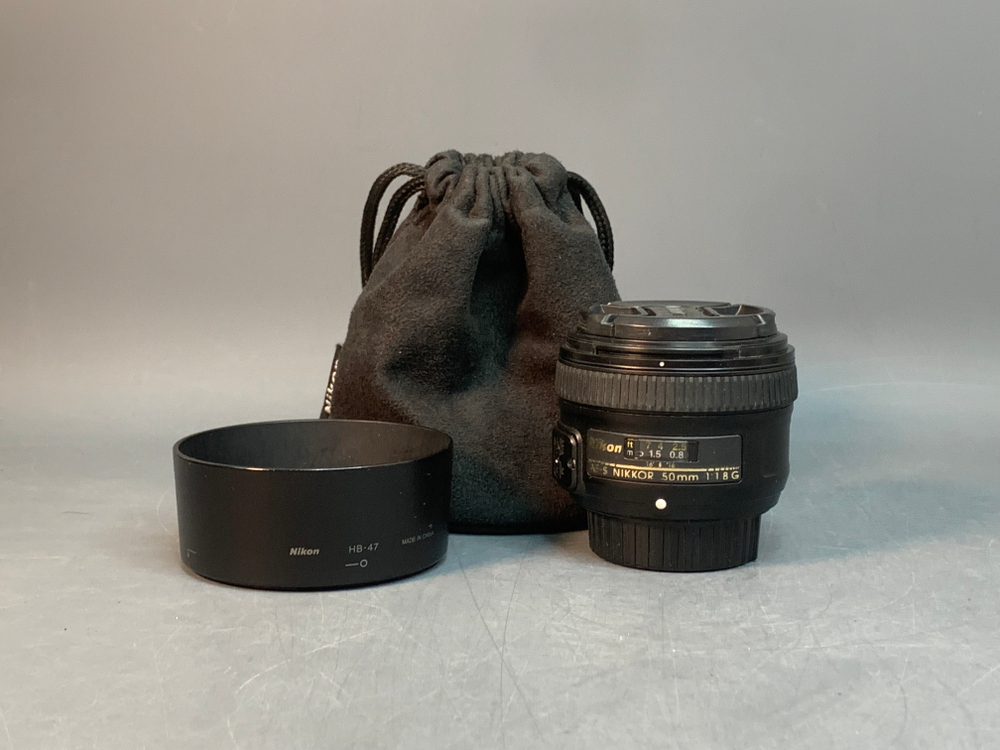 Nikon 50mm f/1,8G AF-S Nikkor, резинка на корпусе отклеивается