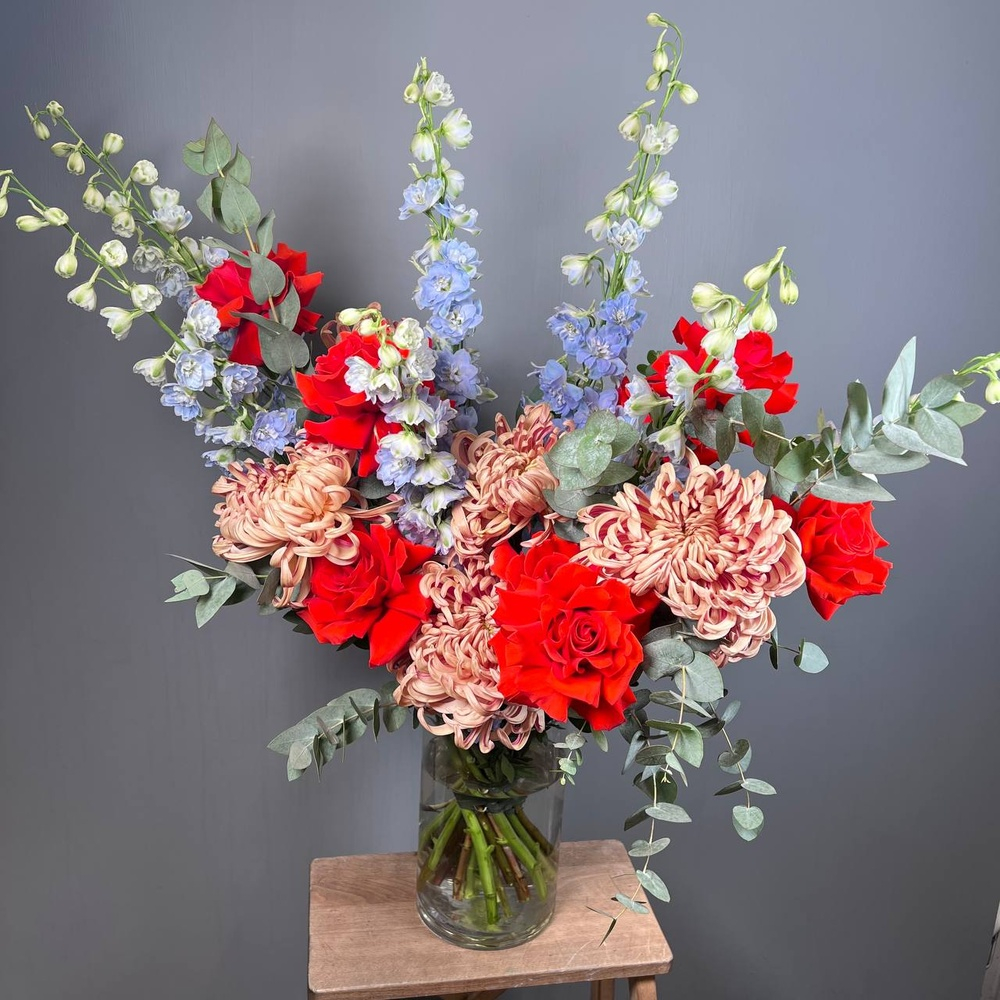 Авторский букет «Девица в кокошнике» алая французская роза с дельфиниумом/ Цветы/ букет от RoseMarkt