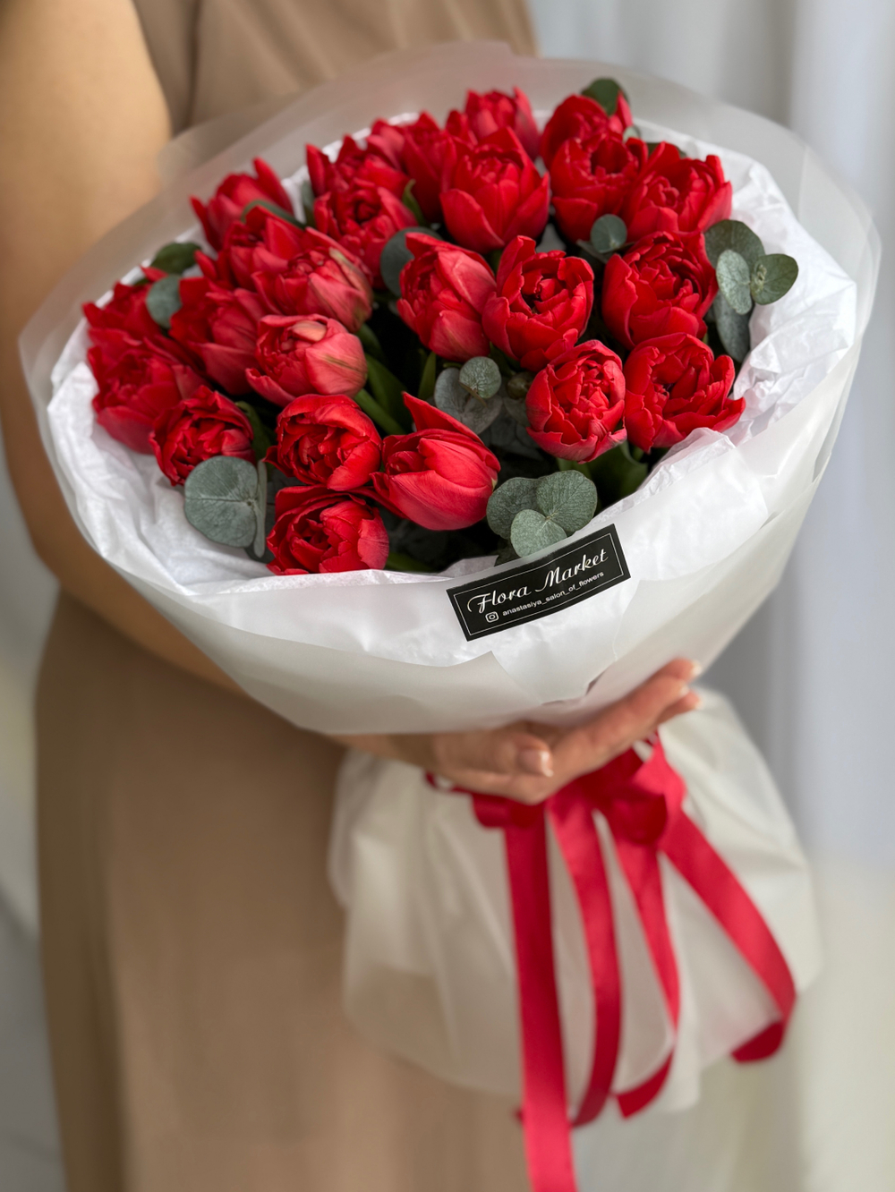 Пионовидные красные тюльпаны и эвкалипт в воздушном оформлении от Флора Маркет