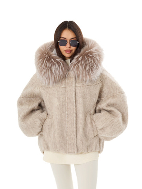 Бежевый текстильный пуховик объемного кроя